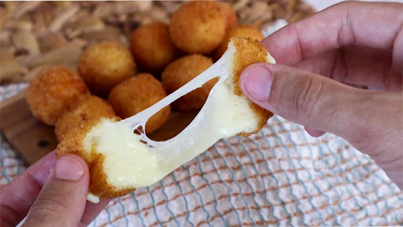 Foto polaroid de bolinha de queijo deliciosa do Menino Prendado