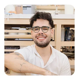 Eduardo preparando ingredientes com dedicação