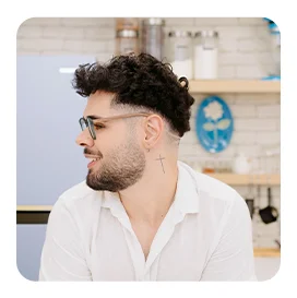 Eduardo do Menino Prendado sorrindo na cozinha