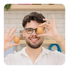 Eduardo do Menino Prendado preparando ovos na cozinha