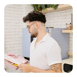 Eduardo escrevendo receitas no caderno